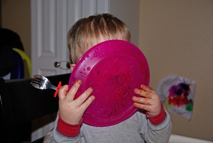 dziecko wylizujące talerz
